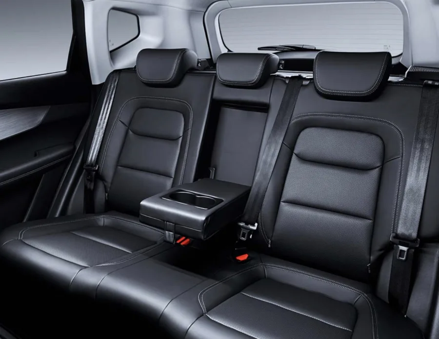 O interior traz 5 lugares, bancos de couro elétricos, ar dual zone, teto panorâmico e pacotes completos de segurança com airbags, câmeras 360° e alerta de ponto cego.