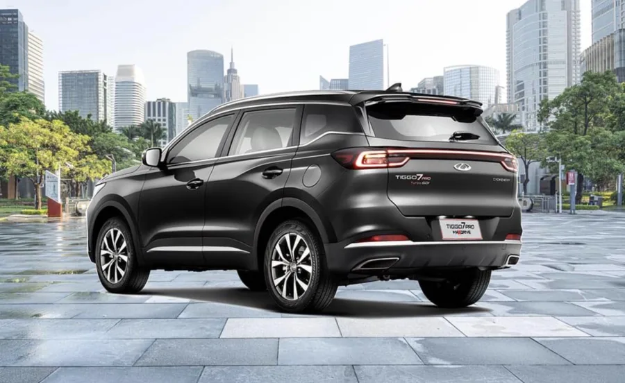 Consumo urbano de 9,9 km/l e rodoviário de 11,7 km/l; tanque de 51 litros garante autonomia de até 597 km em uso rodoviário, equilibrando desempenho e economia.