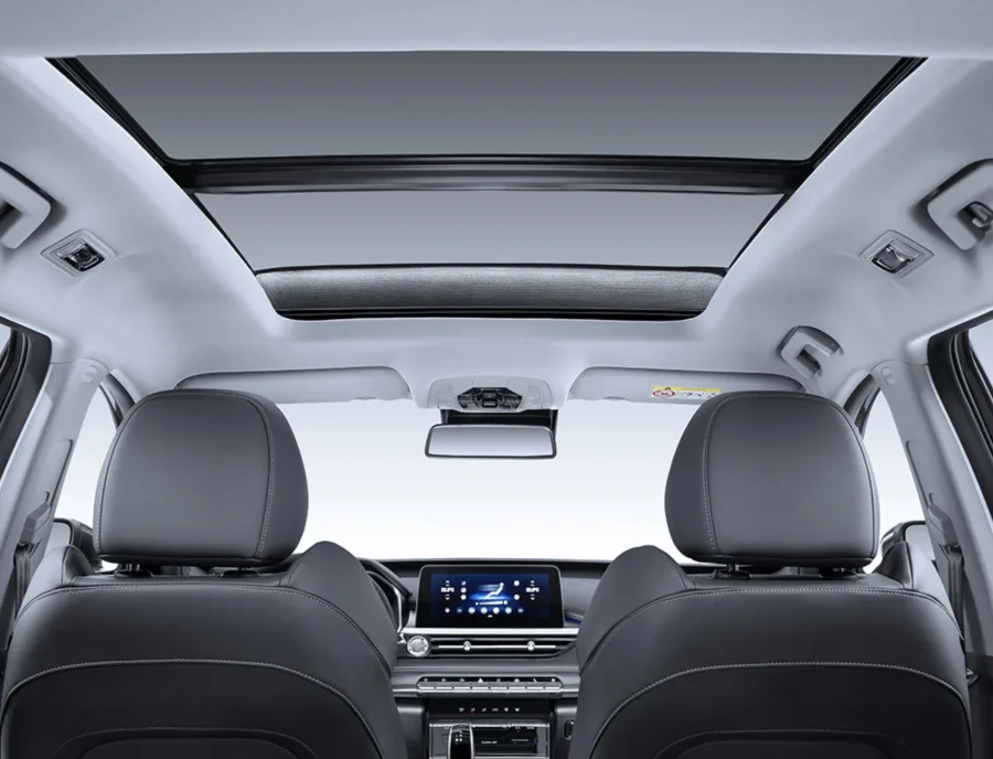 Com tração dianteira, direção elétrica e câmbio automatizado de 7 marchas, a condução é estável, suave e prática no trânsito urbano e em viagens longas.