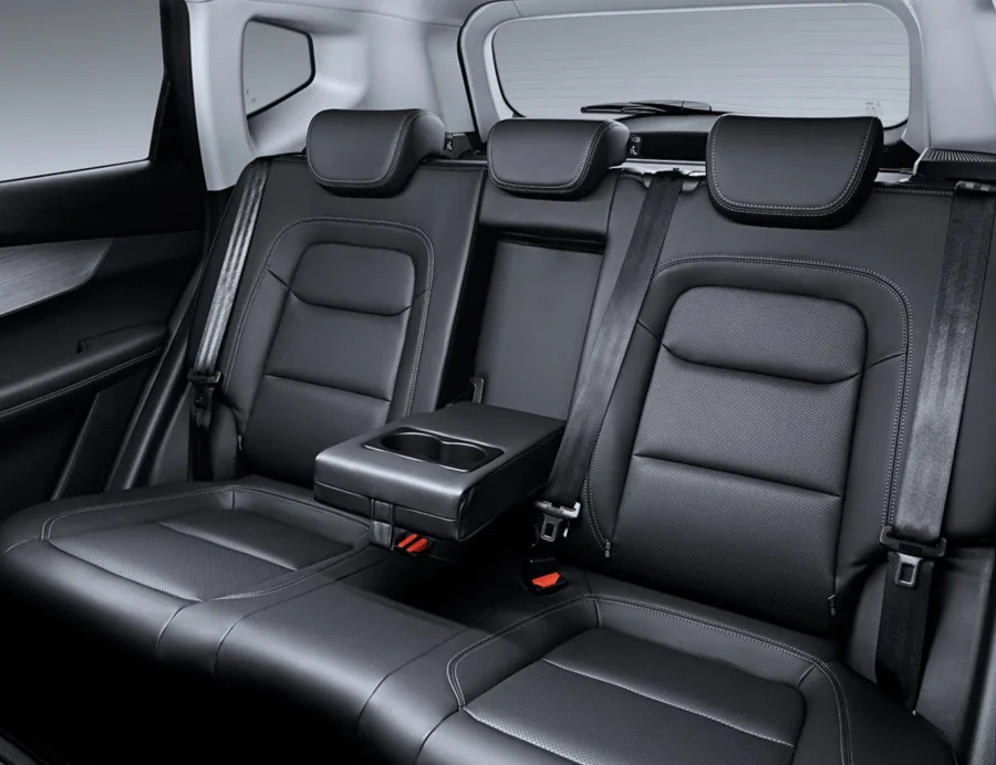 Interior comporta 5 lugares, bancos de couro e porta-malas de 475 litros; carga útil de 399 kg. Serve para famílias que precisam de espaço e conforto diário.