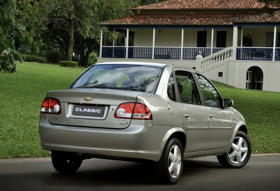 O consumo urbano gira em 7,4 km/l no etanol e 10,4 km/l na gasolina; rodoviário até 13 km/l, com tanque de 54 litros e autonomia superior a 700 km.