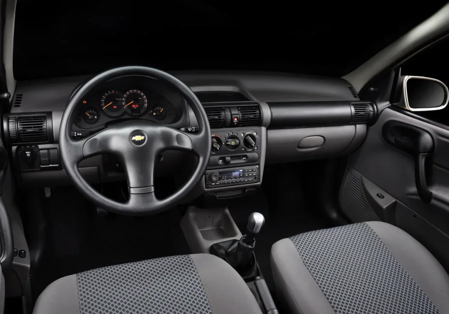 O desgaste interno reduz compressão e muda a forma como o torque aparece. O motorista se adapta, acha normal, mas o motor já exige mais giro e mais combustível para entregar o mesmo.