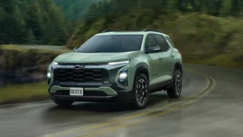 O Chevrolet Equinox 2026 conta com duas versões principais. A Activ AWD Automática é indicada para quem busca conforto e versatilidade em viagens, enquanto a RS AWD Automática foca em um design esportivo e condução mais arrojada.