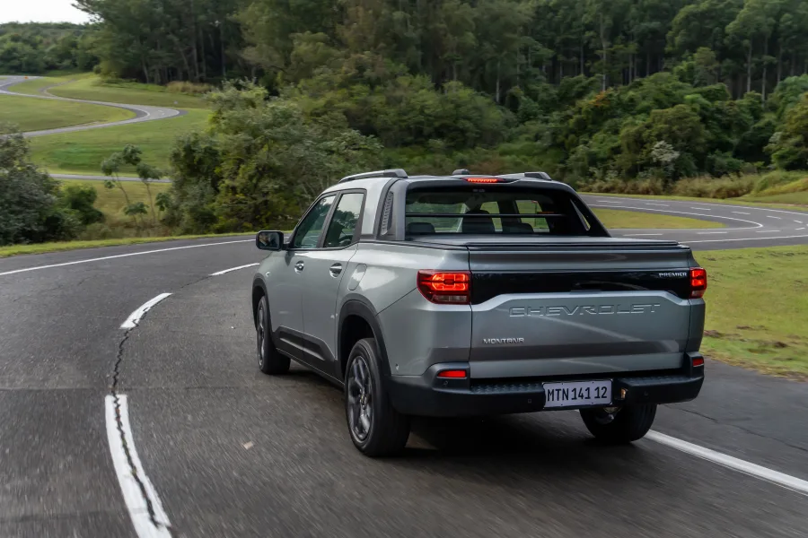 Caçamba e carga útil: Com capacidade para 874 litros e até 600 kg de carga útil, a Montana Premier é ideal para transporte de volumes maiores sem perder dirigibilidade.