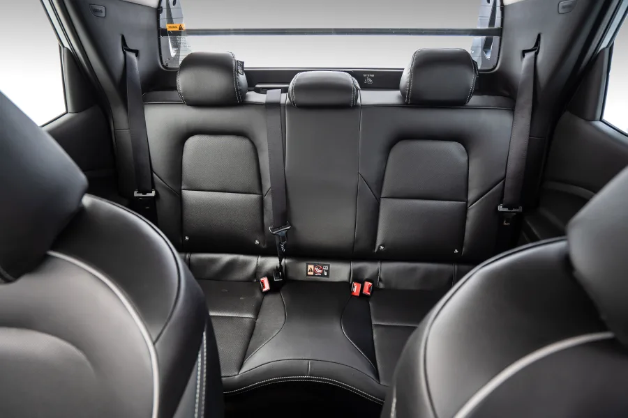 Conforto, tecnologia e segurança: São 5 lugares, bancos em couro, ar digital, central multimídia com Wi-Fi e pacote de segurança com 6 airbags, ISOFIX e alerta de ponto cego.