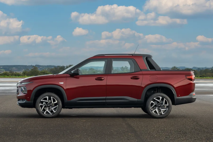 A caçamba leva até 600 kg de carga útil e 874 litros de capacidade, equilibrando robustez para o trabalho e praticidade para uso familiar em deslocamentos variados.