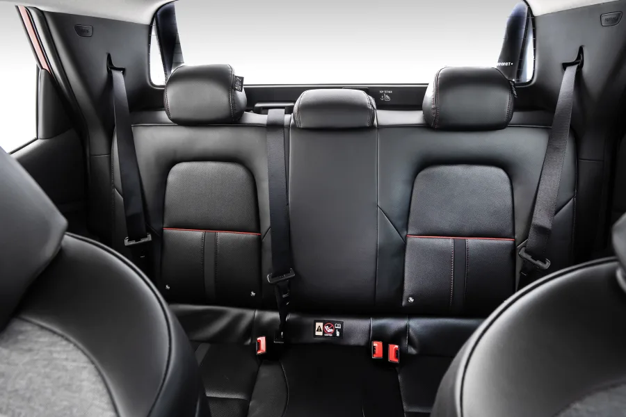 Comporta até 5 pessoas, bancos em couro, conectividade via Wi-Fi e aplicativos, além de recursos como chave presencial, ar-condicionado automático e direção elétrica.