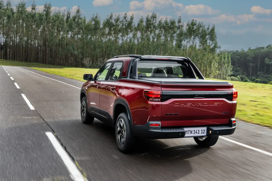 Serve para famílias que querem conforto urbano e caçamba versátil, atendendo também profissionais que precisam transportar carga leve no dia a dia.