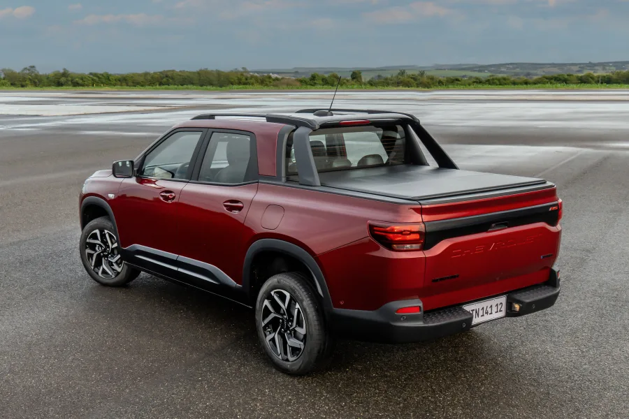 Consome 7,5 km/l no álcool na cidade, 9,7 km/l na estrada, 11 km/l na gasolina urbana e 13,5 km/l rodoviária, garantindo autonomia entre 330 e 594 km.