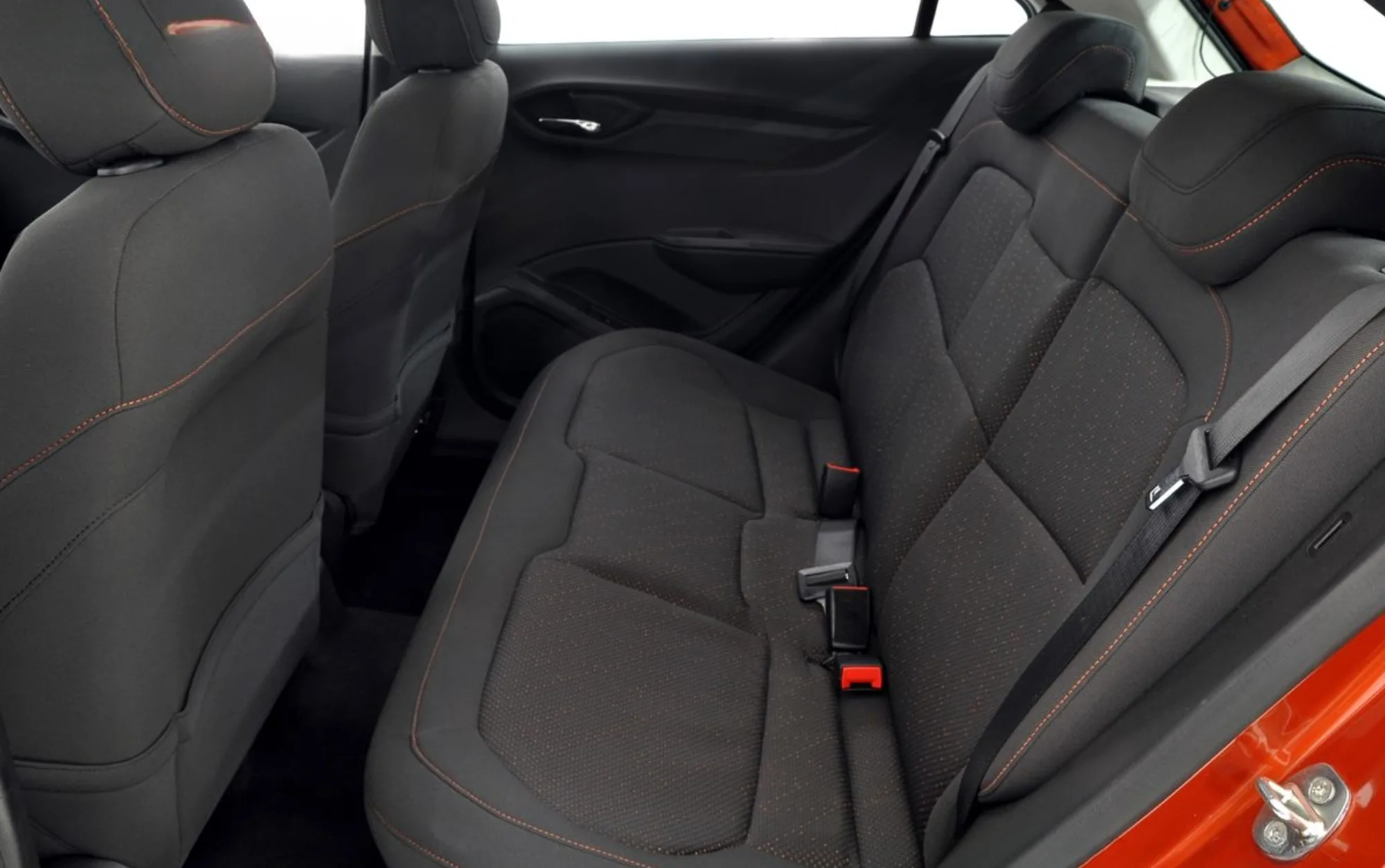 Consumo do Onix LS 1.0 2015: 7,8 km/l etanol cidade, 9,2 km/l etanol estrada, 11,5 km/l gasolina cidade, 12,5 km/l gasolina estrada, tanque de 54 litros.