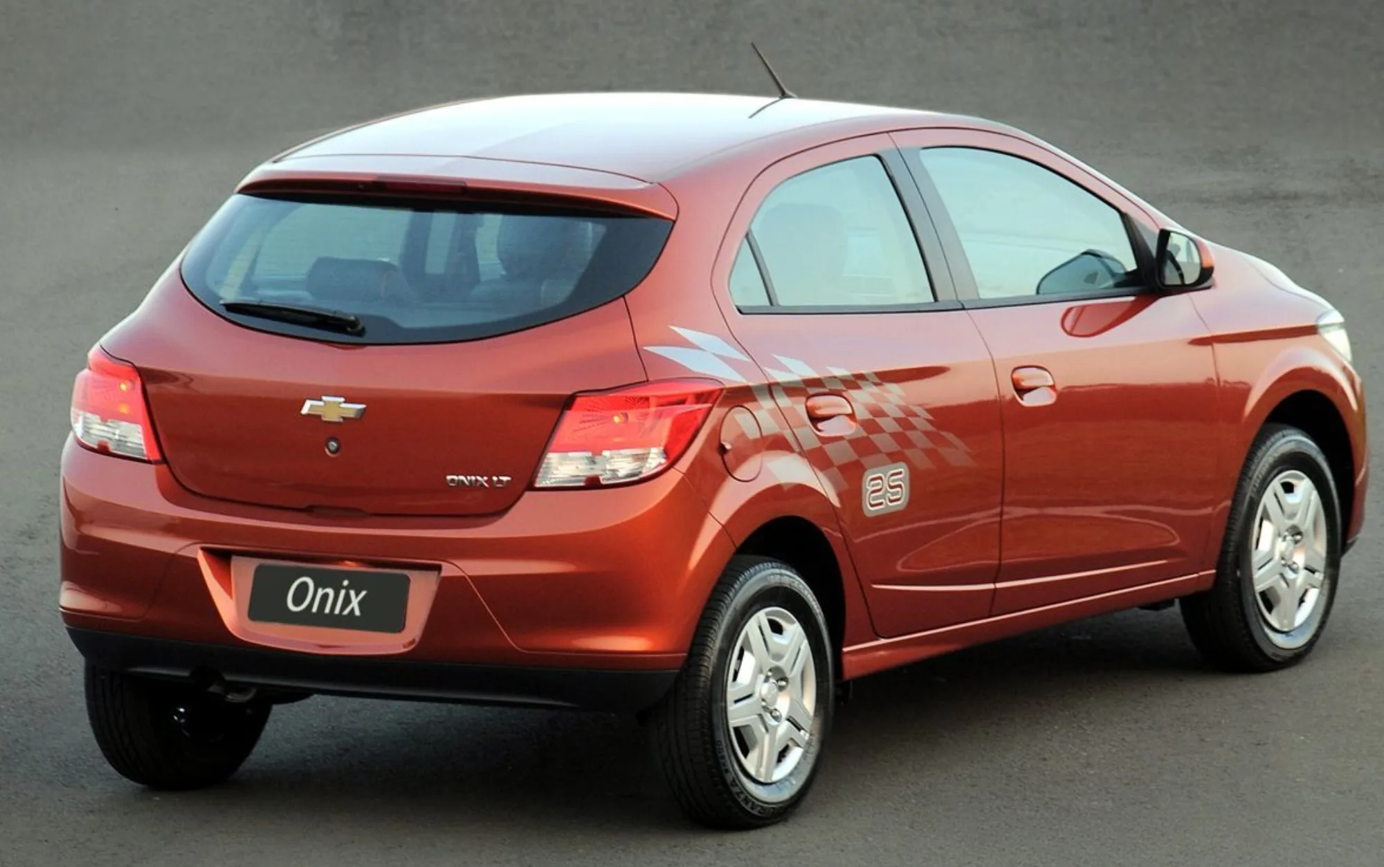 O Chevrolet Onix LS 1.0 2015 vem com câmbio manual de 5 marchas, tração dianteira e direção hidráulica, garantindo facilidade de uso no cotidiano urbano.