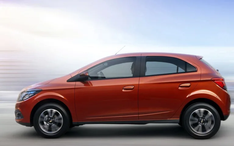 Chevrolet Onix LS 1.0 2015: Preço, Ficha técnica, Consumo, Equipamentos e Fotos; hatch faz 12,5 km/l na estrada e autonomia de 675 km, ideal para uso urbano