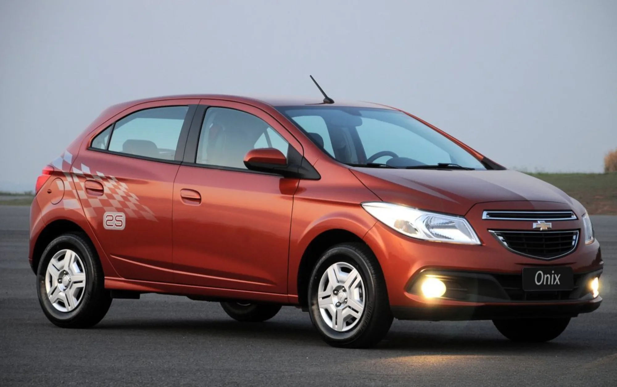 O Chevrolet Onix LS 1.0 2015 entrega motor 1.0 de 80 cv e torque de até 9,8 kgfm, desempenho simples para uso urbano, com velocidade máxima de 167 km/h.