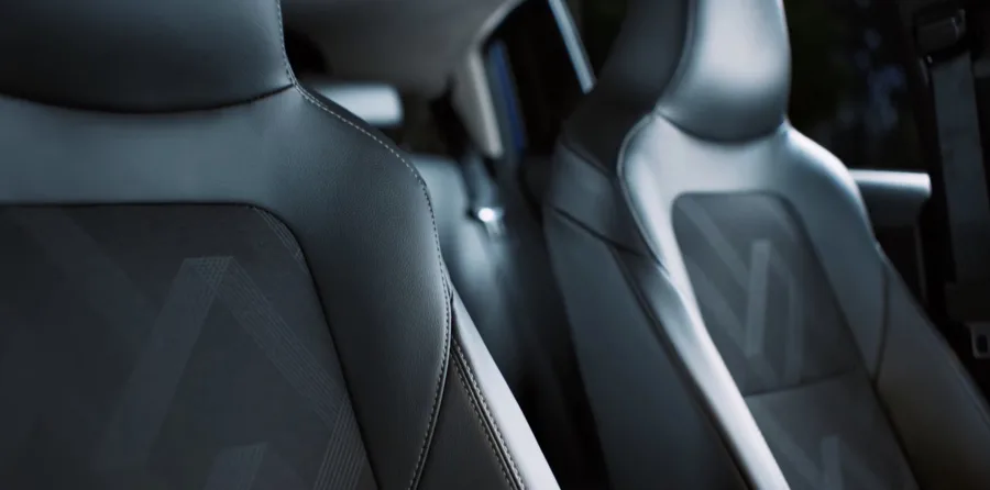 Conforto para 5 ocupantes com ar-condicionado, ajuste de volante, banco bipartido, Wi-Fi nativo, seis airbags, controle de estabilidade e assistente de partida em rampa.