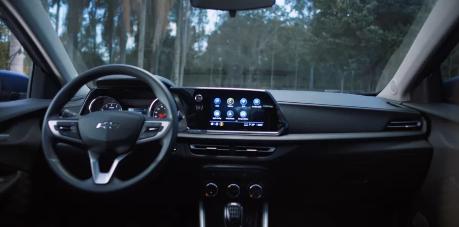 Câmbio manual de 6 marchas e tração dianteira oferecem condução previsível e facilidade no uso urbano, com embreagem macia e trocas precisas.