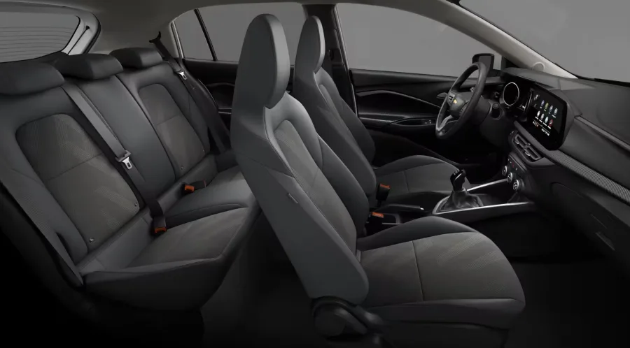 Adequado para viagens curtas e uso urbano, porta-malas de 303 litros, espaço traseiro razoável, autonomia de até 717 km e desempenho suficiente para rodovias.