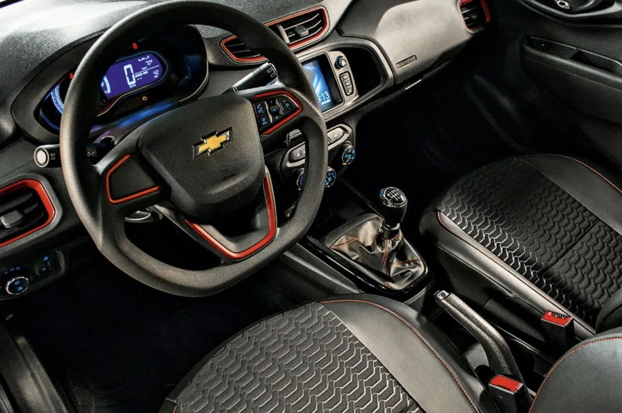 O câmbio manual de 6 marchas e direção elétrica tornam a condução leve, com tração dianteira que favorece estabilidade em curvas e dirigibilidade urbana.