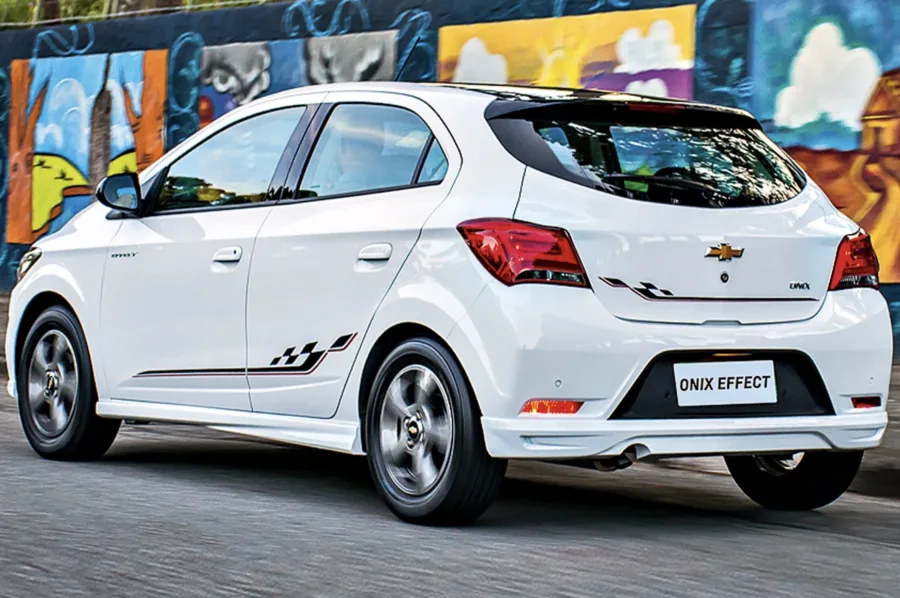 O consumo é de 8,5 km/l no etanol urbano e 14,9 km/l na gasolina rodoviária, tanque de 54 litros garante até 805 km de autonomia em boas condições.