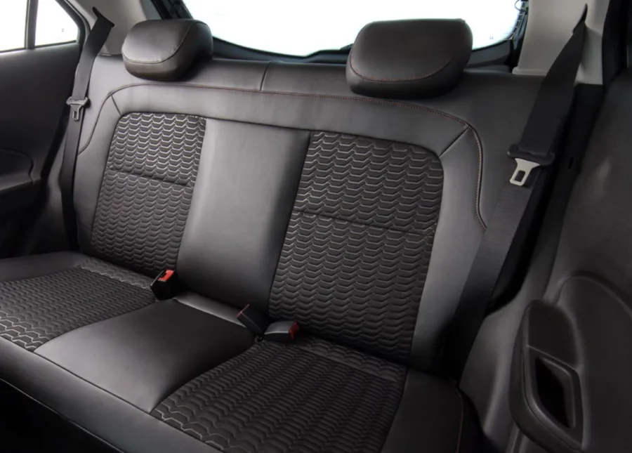 O interior leva 5 ocupantes, porta-malas de 280 litros e carga útil de 375 kg, com bancos em couro, volante multifuncional e conforto para o dia a dia.