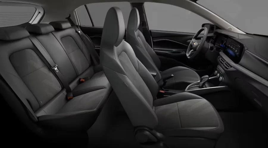 O interior comporta 5 ocupantes, com ar-condicionado, bancos ajustáveis, vidros elétricos e conectividade via Wi-Fi e espelhamento de celular, além de 303 litros de porta-malas.