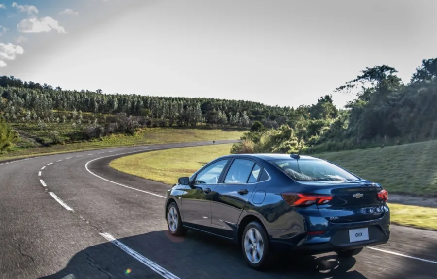 O consumo é destaque: 9,6 km/l etanol cidade, 12,2 km/l etanol estrada, 13,7 km/l gasolina cidade e 17 km/l gasolina estrada, com tanque de 44 litros.