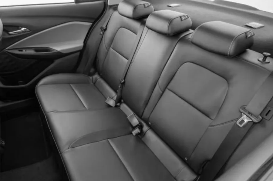 O interior acomoda cinco pessoas, porta-malas de 469 litros e carga útil de 375 kg, entregando espaço adequado e conforto no uso familiar.