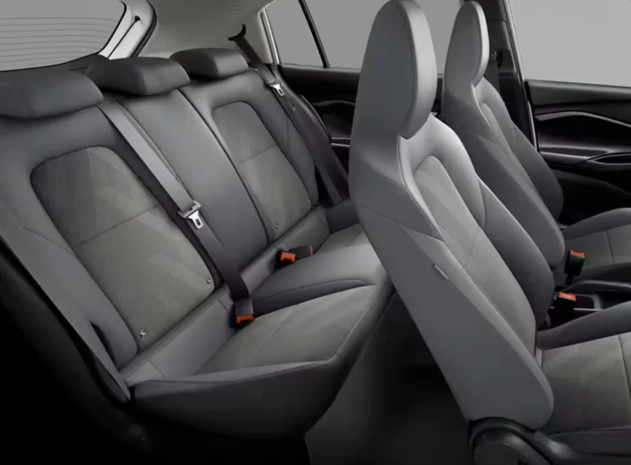 Conforto, tecnologia e segurança: O Onix Sedan 2026 comporta 5 ocupantes, traz Wi-Fi integrado, 6 airbags, controle de estabilidade e porta-malas amplo para viagens.