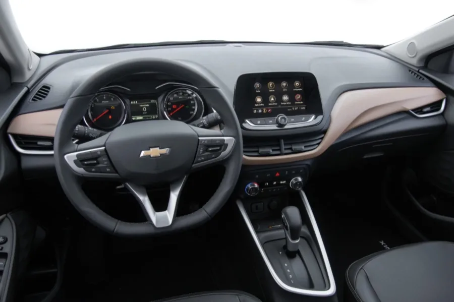 Com câmbio automático de 6 marchas, direção elétrica e tração dianteira, a condução é leve, prática e bem adaptada ao dia a dia urbano e rodoviário.