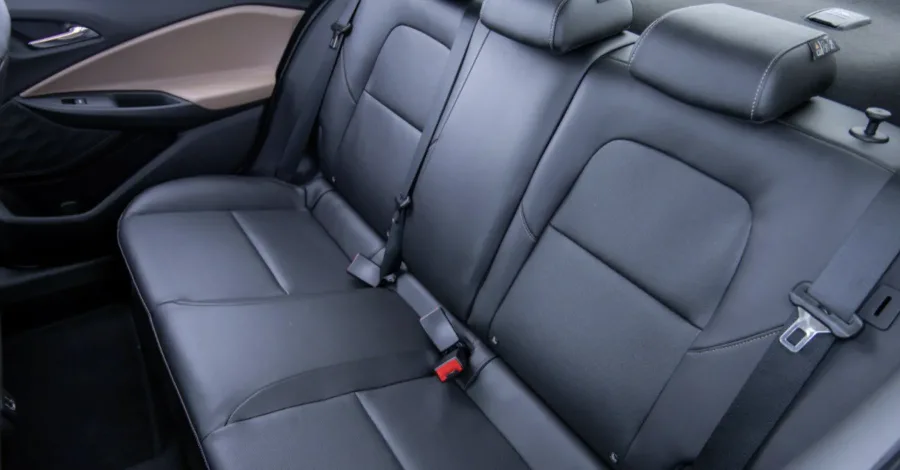 O interior acomoda 5 pessoas, porta-malas de 469 litros e carga útil de 375 kg. O espaço é bom para uso familiar e atende rotinas diárias com conforto.