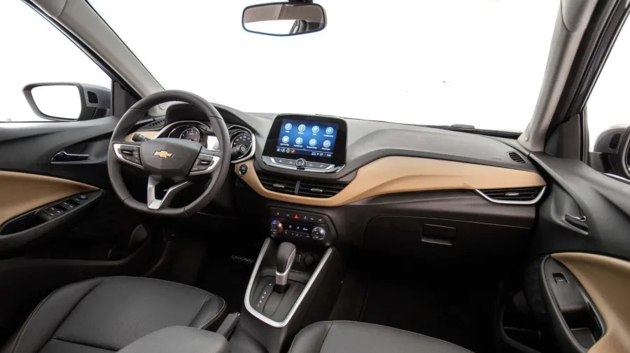 O câmbio automático de seis marchas com conversor de torque garante condução prática no trânsito urbano e comodidade em viagens mais longas.