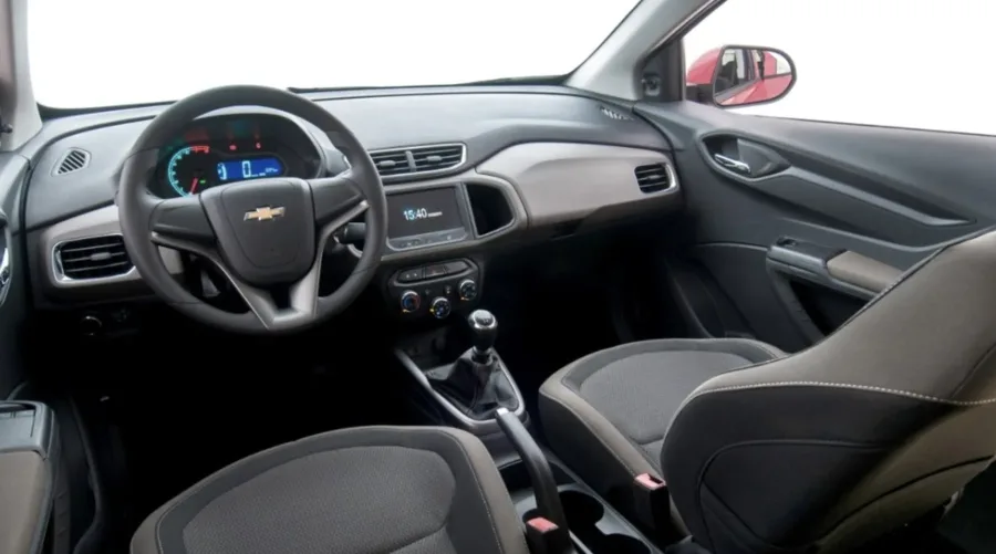 A tração dianteira, direção hidráulica e câmbio manual de 5 marchas deixam a condução simples, leve e econômica no dia a dia.