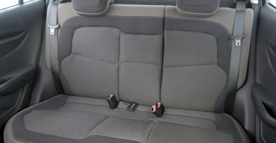 Com bom espaço traseiro, porta-malas amplo e autonomia satisfatória, o Prisma LT 2015 é prático para a cidade e competente para viagens em família.