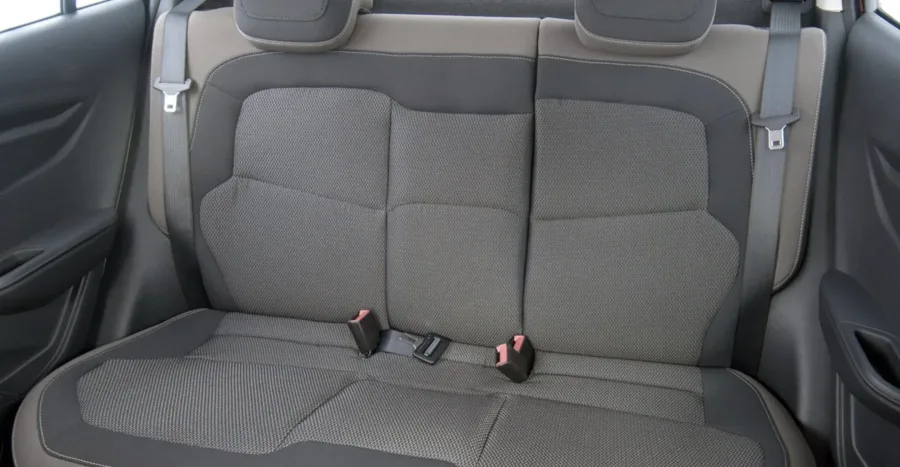 Interior acomoda 5 ocupantes, com porta-malas de 500 litros e carga útil de 378 kg; espaço atende famílias pequenas e uso urbano.