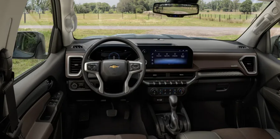 O câmbio automático de 8 marchas e a tração integral temporária tornam a condução prática, equilibrando força em terrenos difíceis e suavidade no trânsito urbano.