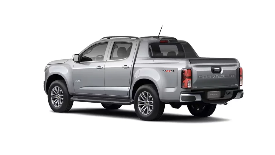 Consumo de 8,9 km/l na cidade e 12 km/l na estrada, com tanque de 76 litros, assegura autonomia de até 912 km, ideal para longas viagens sem necessidade de abastecimentos constantes.