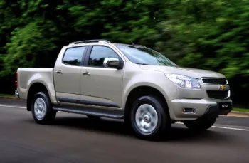 Chevrolet S10 LS 2.4 CD 4 x 2 2014: Preço, ficha técnica, consumo, equipamentos e fotos; suspensão traseira com feixe de molas garante robustez em terrenos rurais e estradas de terra