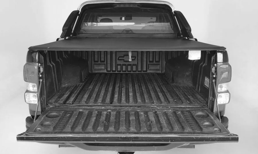 A caçamba da Chevrolet S10 LS 2.4 CD 2014 comporta 1061 litros e suporta até 982 kg de carga útil, tornando a picape ideal para quem precisa transportar peso e volume no dia a dia de trabalho.