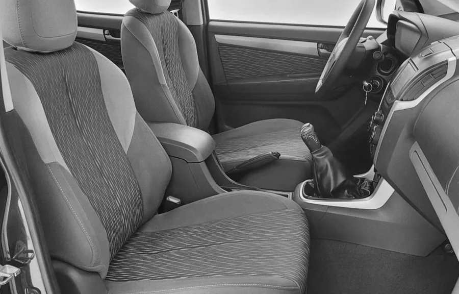 A transmissão manual de 5 marchas com tração traseira garante robustez; a direção hidráulica pede mais esforço em manobras, mas é confiável.