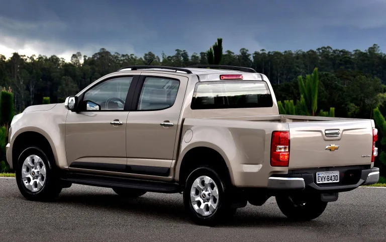 Chevrolet S10 LS 2.4 CD 4 x 2 2014: Preço, ficha técnica, consumo, equipamentos e fotos; suspensão traseira com feixe de molas garante robustez em terrenos rurais e estradas de terra