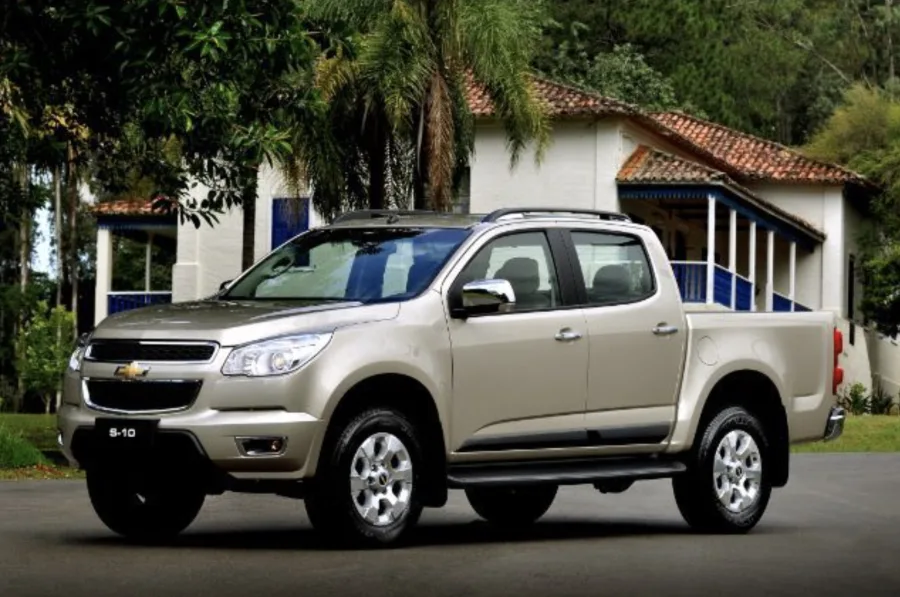 O motor 2.4 flex de 147 cv garante potência moderada, adequado para rodar na cidade com cargas médias e confiável em viagens rodoviárias.