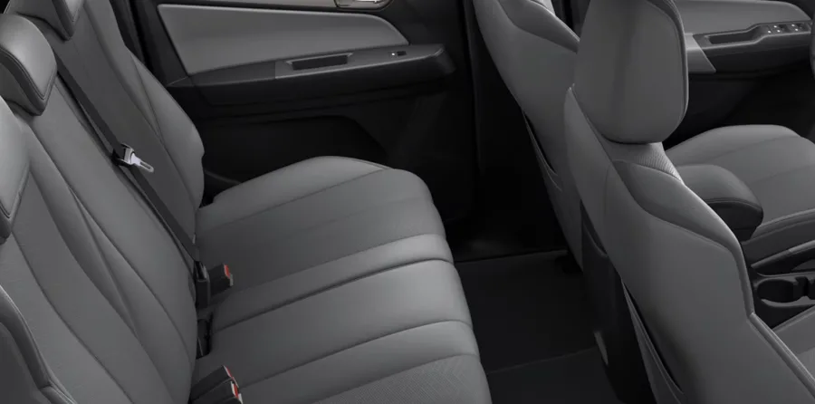 O interior traz bancos em couro, espaço para cinco pessoas, ajustes elétricos, ar-condicionado automático, central multimídia com Wi-Fi e integração completa com smartphone.