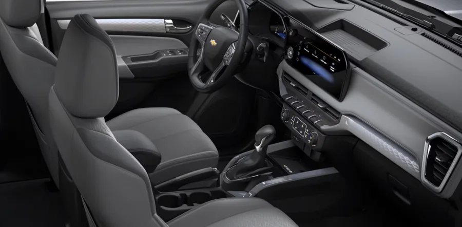 O câmbio automático de oito marchas, aliado à tração 4x4 temporária, proporciona praticidade no dia a dia e robustez para encarar diferentes tipos de terreno com segurança.