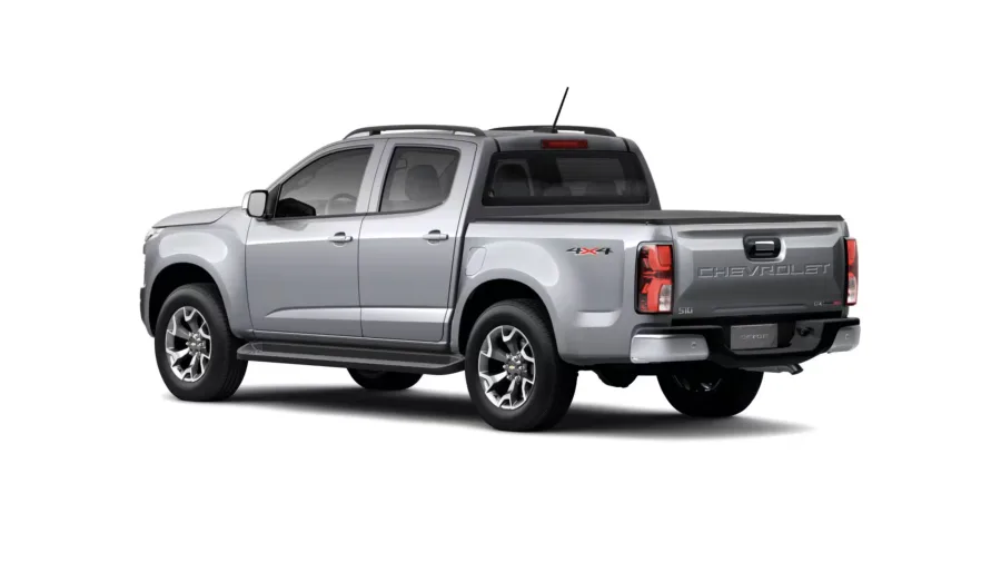 Na caçamba, a capacidade de 1061 litros e carga útil de 1076 kg reforçam sua vocação para trabalho, enquanto a segurança é garantida por itens como airbags múltiplos, frenagem automática e assistente de faixa.