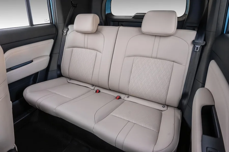 O interior combina conforto e tecnologia com bancos em couro, ar digital automático, volante multifuncional e chave presencial de série