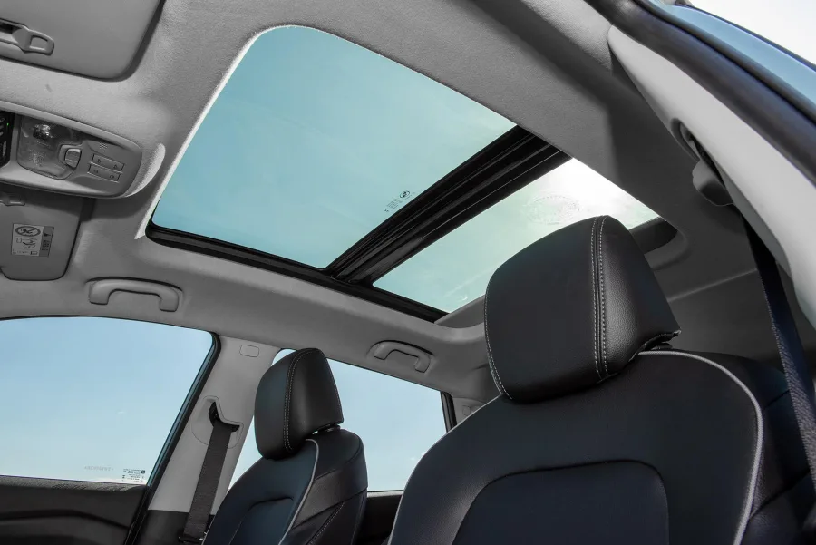 O interior comporta cinco ocupantes, porta-malas de 393 litros, bancos em couro, teto solar panorâmico e recursos de segurança como airbags e assistências eletrônicas.