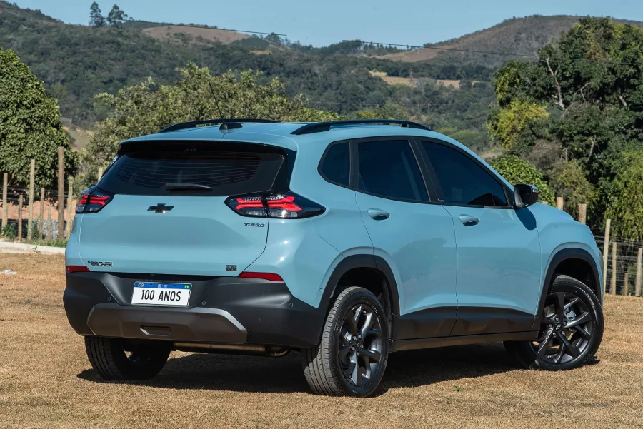 Consumo de 7,6 km/l no etanol e até 13,7 km/l na gasolina, com autonomia de até 603 km em estrada, reforçam a versatilidade para cidade e viagens longas.