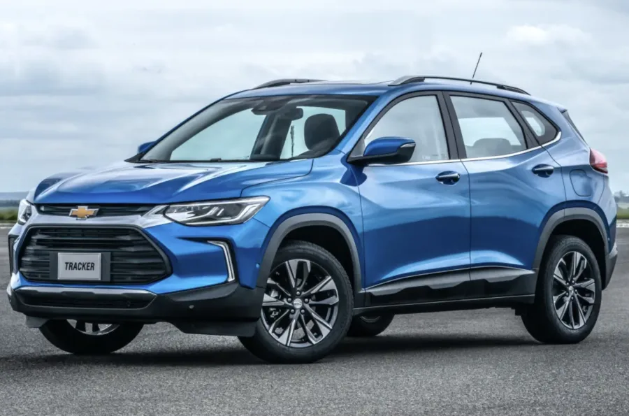 O Tracker 2024 tem versões PcD e LT focadas em custo-benefício, Midnight com estilo, LTZ equilibrada, RS esportiva com motor 1.2 turbo e Premier topo de linha para mais conforto.