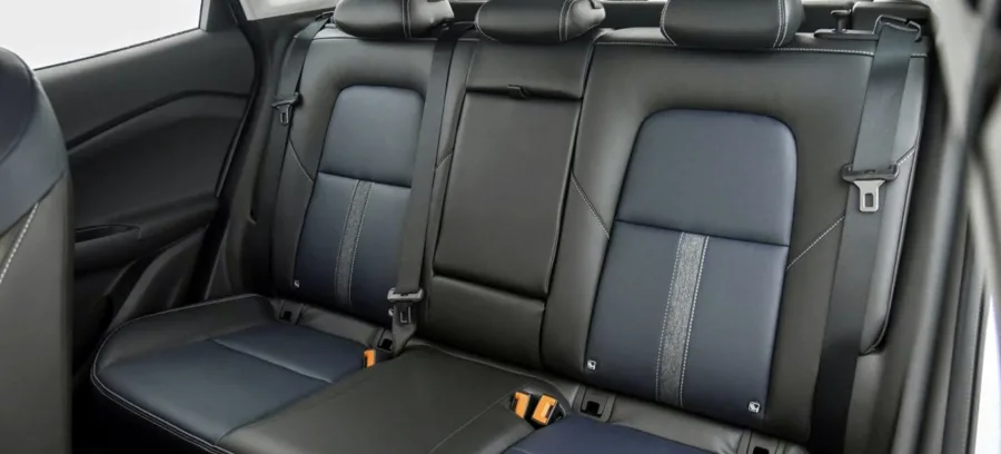 Interior espaçoso com 5 lugares, porta-malas de 393 litros e carga útil de 410 kg, oferecendo conforto para família e espaço suficiente para bagagens médias.