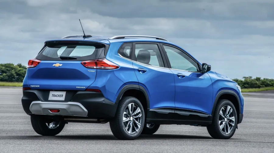 Consumo de 7,2 km/l no etanol e até 13,2 km/l na gasolina, tanque de 44 litros e autonomia máxima de 581 km, equilibrando alcance e praticidade no dia a dia.