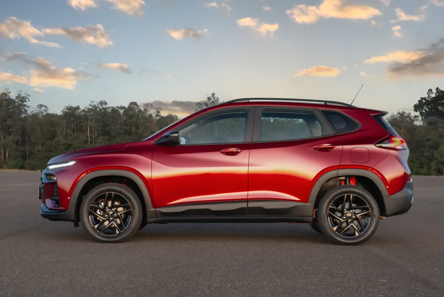 Equipado com motor 1.2 turbo de 141 cv e torque de 22,9 kgfm, acelera de 0 a 100 km/h em 9,7 s, alcança 190 km/h e se mostra eficiente para viagens e uso urbano equilibrado.